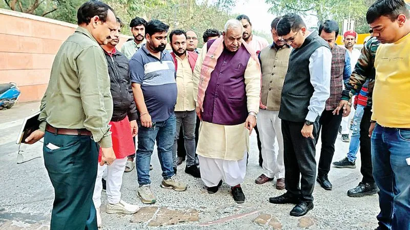 Kanpur: अमृत विचार की खबर का असर... सांसद और नगर आयुक्त ने आनंदेश्वर कॉरिडोर का किया निरीक्षण, घटिया काम पर भड़के