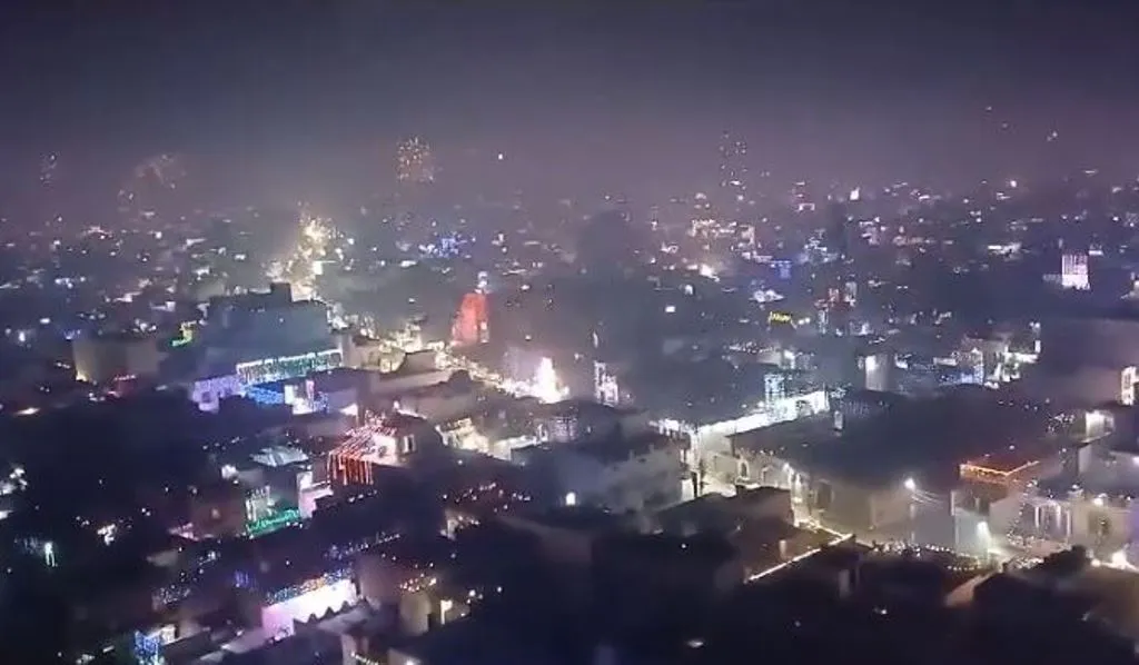 बरेली: धूमधाम से मनाई गई दिवाली...रोशनी से जगमगाया शहर, देर रात तक होती रही आतिशबाजी