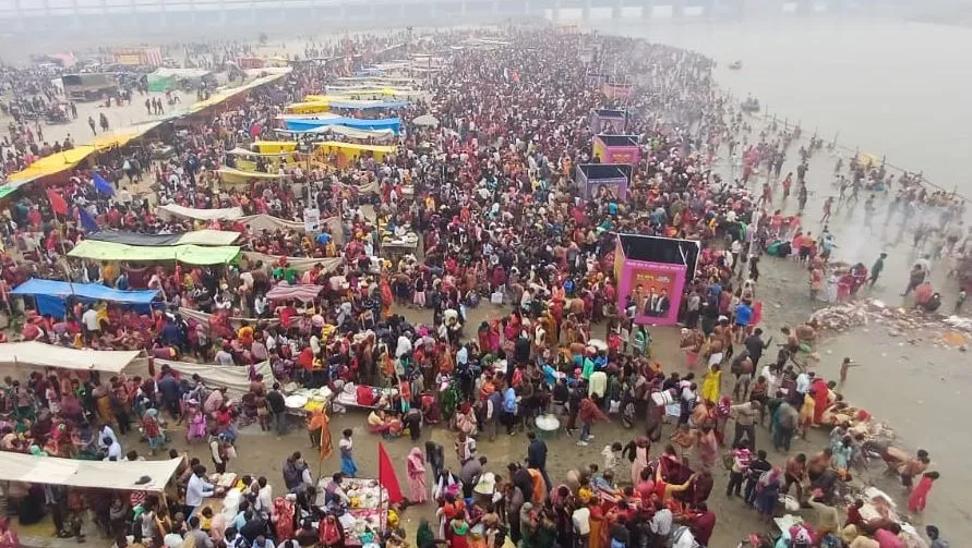 बरेली: कार्तिक पूर्णिमा के अवसर पर रामगंगा घाट पर लाखों श्रद्धालुओं ने लगाई आस्था की डुबकी