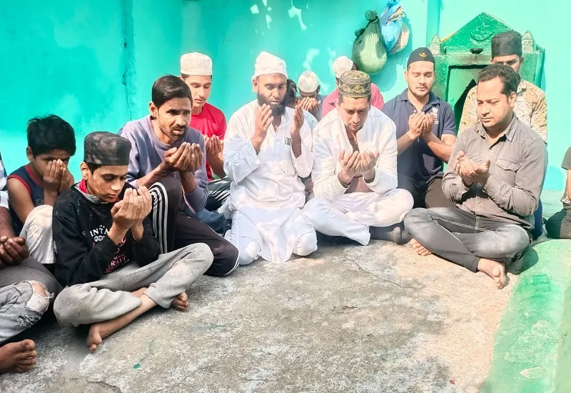 World Cup 2023 : अमरोहा में टीम इंडिया की जीत के लिए दरगाह पर की गई दुआ