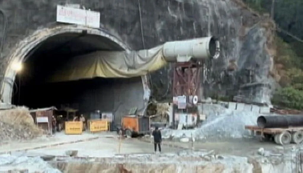 उत्तरकाशी सुरंग हादसा: ताजा भूस्खलन से बचाव अभियान में पड़ी अड़चन, दिल्ली से आ रहीं बड़ी मशीनें 