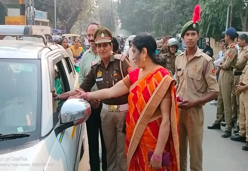 मुरादाबाद : एनसीसी कैडेट्स ने चलाया जन जागरूकता अभियान, पुष्प देकर किया सम्मानित 