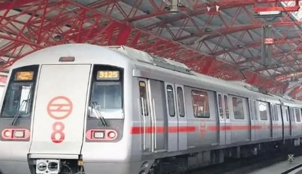 DMRC प्रमुख ने लोगों से की दिल्ली मेट्रो में आपत्तिजनक हरकतें नहीं करने की अपील 