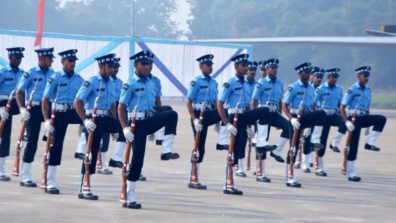 Kanpur News: एयरशो में जवानों ने दिखाई जाबांजी, 9 हजार फिट से छलांग लगाकर किए करतब, देखें- तस्वीरें