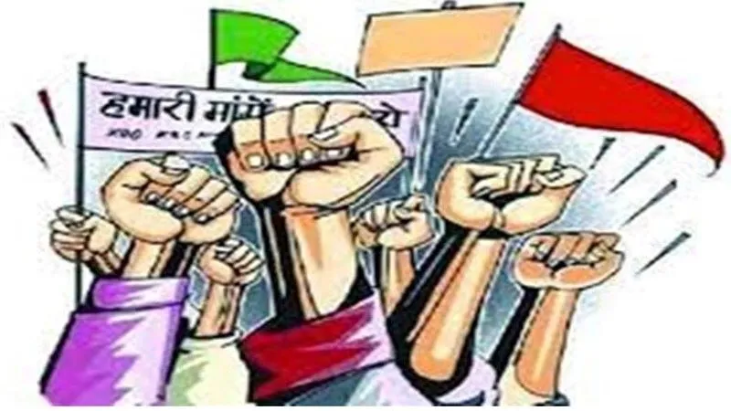 लखनऊ : धरना-प्रदर्शन कर बोले कर्मचारी- अब होगी स्ट्राइक