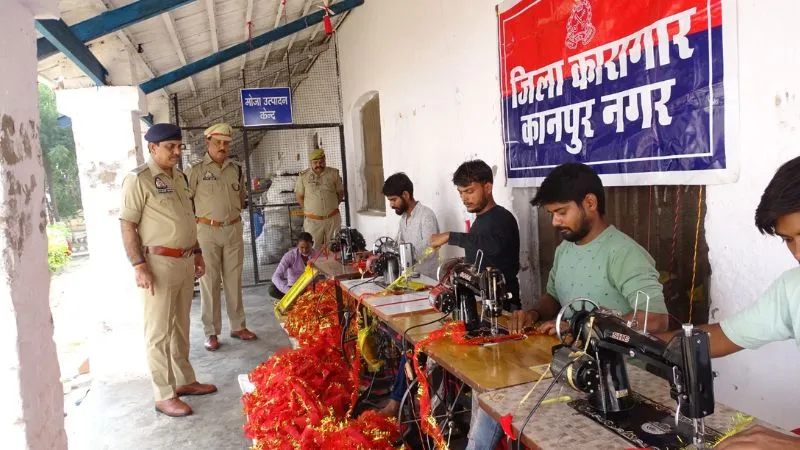 Diwali 2023: Kanpur Jail में बंद कैदी ने दीपावली त्यौहार के लिए बनाएं डिजाइनर दिये, आपके घरों को करेंगे रोशन
