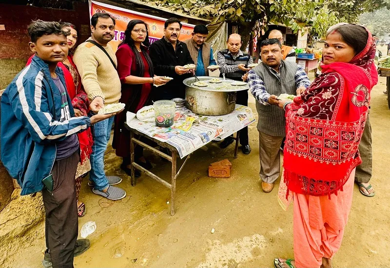 मुरादाबाद : कायस्थ महासभा के पदाधिकारियों ने वितरित की खिचड़ी