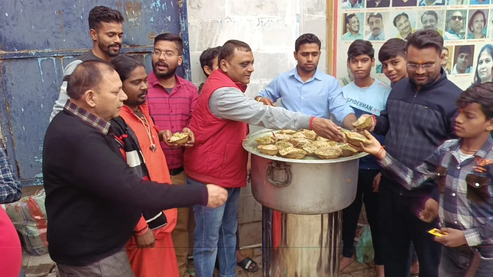 कार्तिक पूर्णिमा पर खिचड़ी प्रसाद वितरित करते लोग