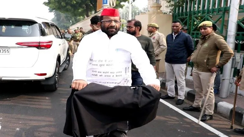 शीतकालीन सत्र 2023 : काला कपड़ा लेकर साइकिल से विधानसभा पहुंचे सपा विधायक जाहिद बेग, बीजेपी पर बोला हमला