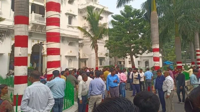लखनऊ : केजीएमयू में निर्णायक फैसले के लिए एकजुट हुये कर्मचारी, कुलपति ने दिये अधिकारियों को निर्देश