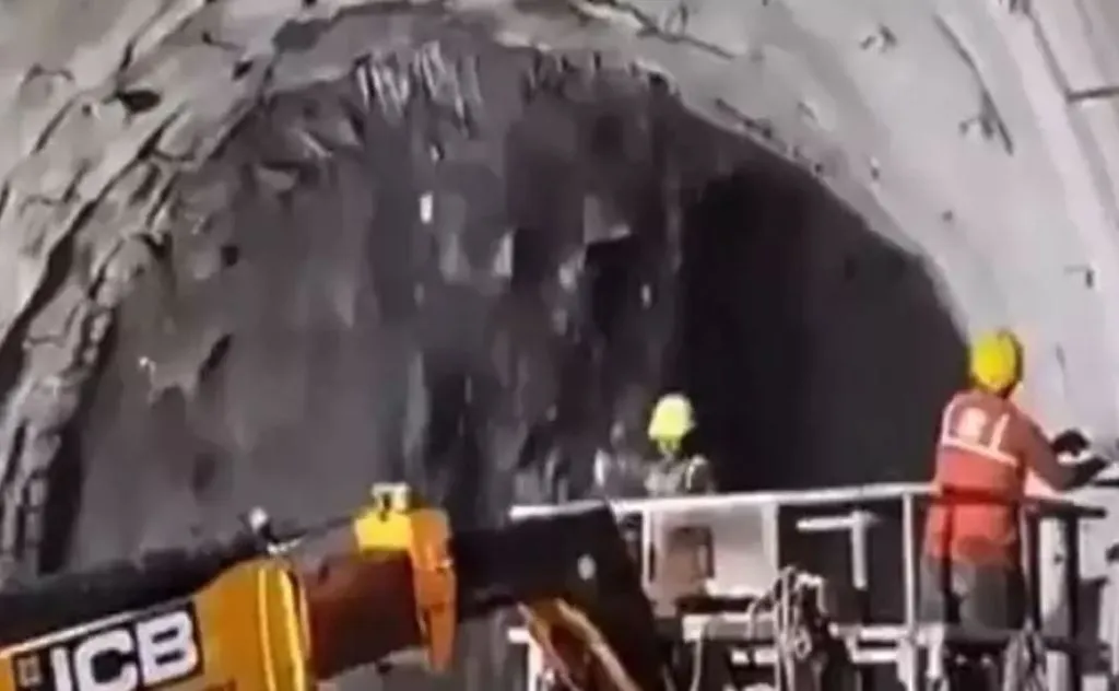 उत्तरकाशी में निर्माणाधीन टनल टूटने से हादसा, 36 मजदूर फंसे, रेस्क्यू अभियान जारी 