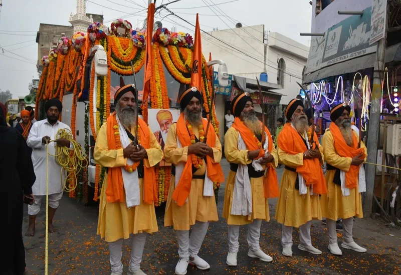 रामपुर :  गतकों और तलवारबाजी में युवाओं ने दिखाए हैरत अंगेज कारनामे, नगर कीर्तन को शहर विधायक ने दिखाई हरी झंडी 