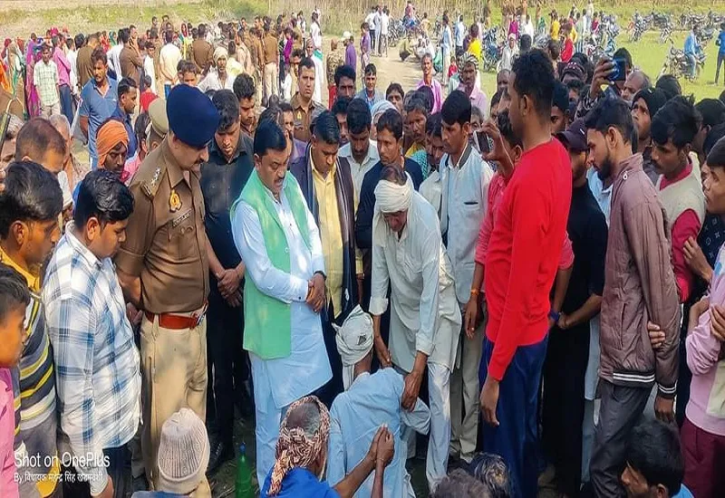 अमरोहा : 12 वीं के छात्र की पीठ में गोलियां मारकर हत्या, परिजनों ने आरोपियों की गिरफ्तारी के लिए किया हंगामा