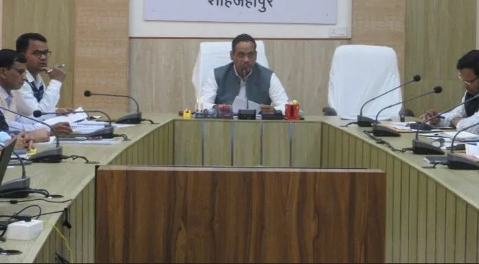 शाहजहांपुर: बिना हस्ताक्षर जांच रिपोर्ट सौंपने पर डीएम खफा, अफसरों का वेतन रोका