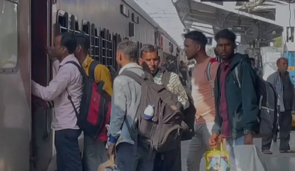 बरेली: त्योहारी सीजन में कई दर्जन स्पेशल ट्रेनें...फिर भी यात्रियों की फजीहत