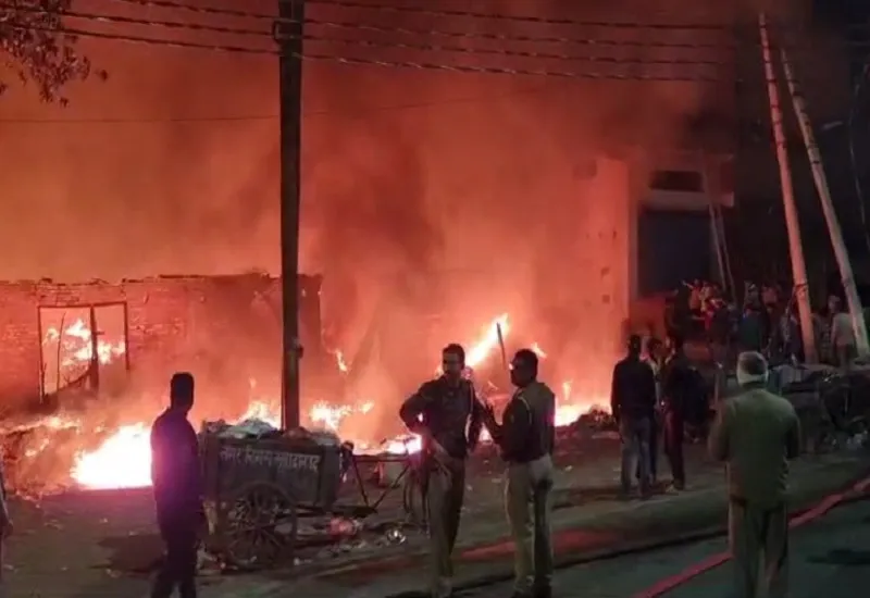 मुरादाबाद : पटाखे की चिंगारी से कबाड़ के गोदाम में लगी भीषण आग, 17 झोपड़ियां जलकर खाक