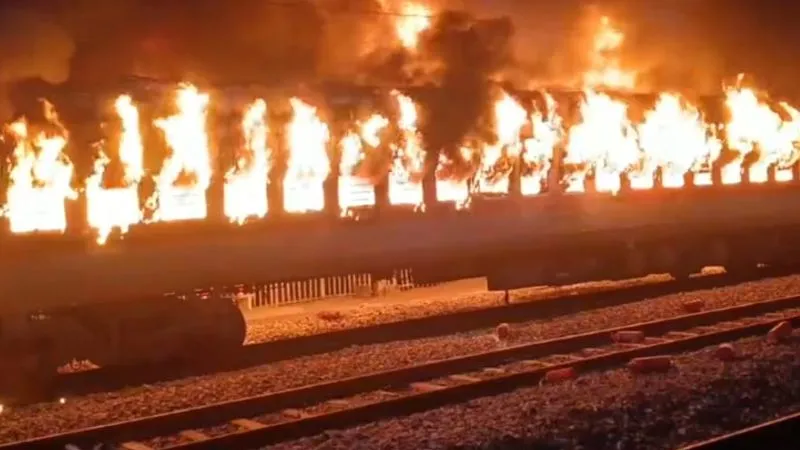 Etawah Train Fire: एक जिले में दो ट्रेनों में आग, लापरवाही या साजिश, उठ रहे सवाल…
