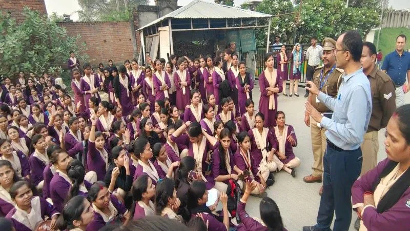 लखनऊ : डायल 112 के बाहर महिला कर्मचारियों का प्रदर्शन, यह रही मांग