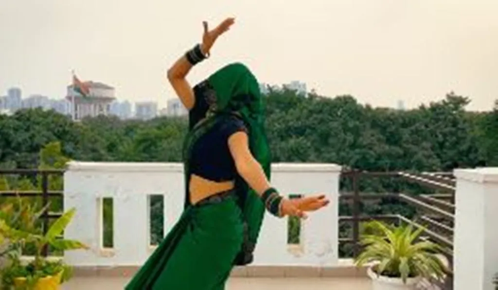VIRAL VIDEO: हरी साड़ी में भाभी ने हरियाणवी गाने पर लगाए जबरदस्त ठुमके, डांस मूव्स ऐसे देखकर आपका भी मचल जाएगा दिल 