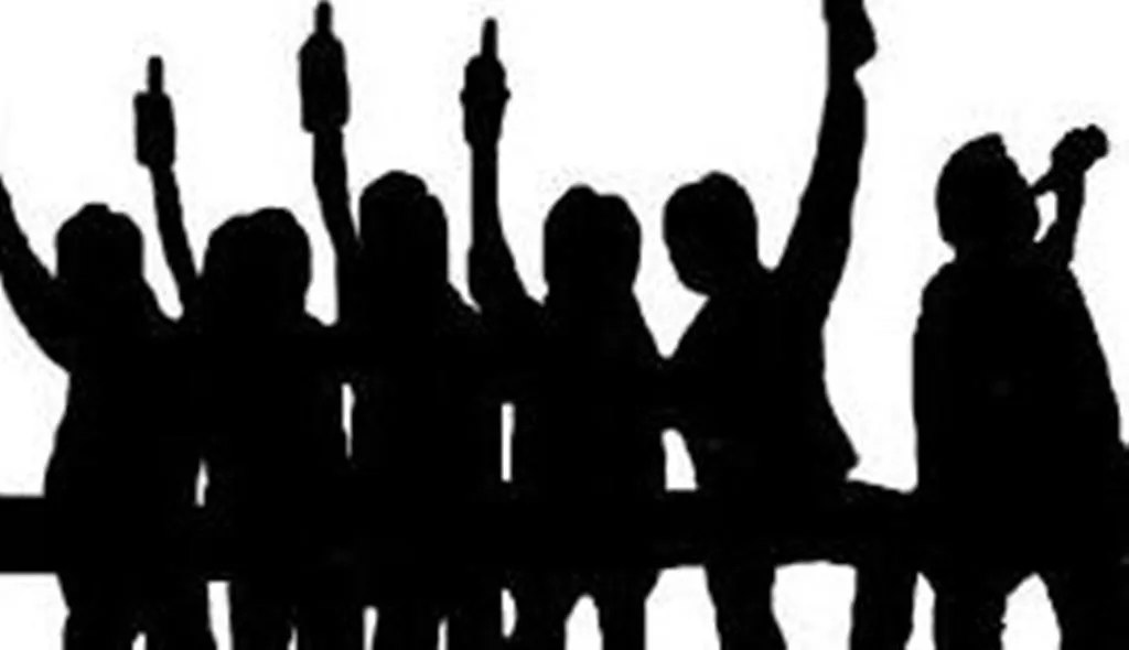 पीलीभीत: जाम छलकाते मिले युवकों को पुलिस ने पकड़ा, फजीहत पर छोड़ा..जानिए पूरा मामला 