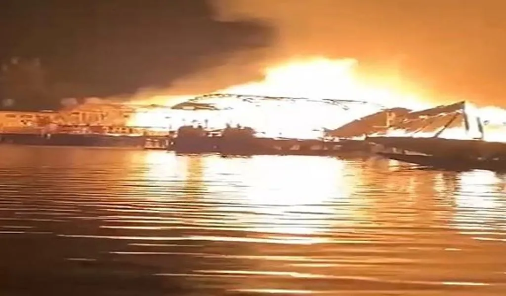 कश्मीर: नेकां ने की डल झील अग्निकांड की जांच की मांग, तीन पर्यटकों की हुई थी मौत 