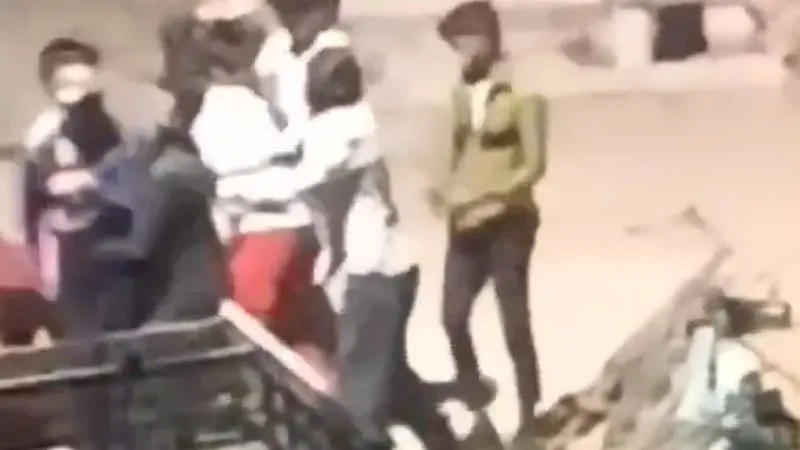 Kanpur News: दो पक्षों में जमकर चले लाठी-डंडे, इस बात को लेकर बताया जा रहा विवाद, देखें- VIDEO 