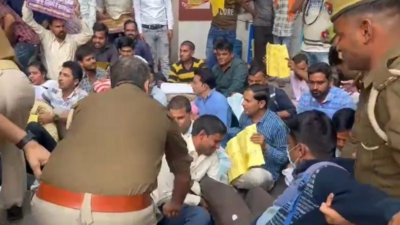 69000 शिक्षक भर्ती : अभ्यर्थियों ने किया भाजपा प्रदेश मुख्यालय का घेराव 