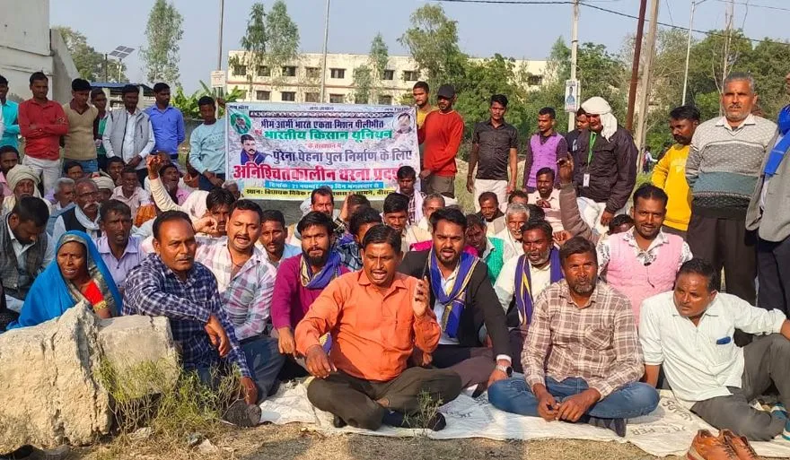 पीलीभीत: जुलूस निकालकर पहुंचे ग्रामीणों ने विधायक आवास के पास शुरू कर दिया धरना..जानिए मामला 