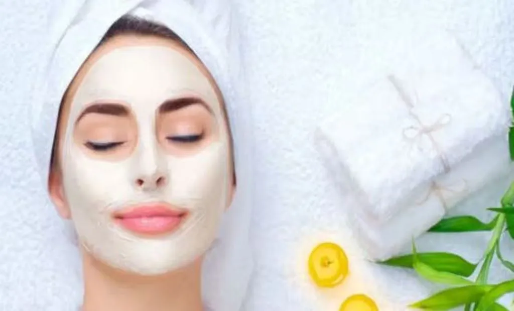 सर्दियों में फीकी पड़ गई है आपकी त्वचा की चमक, अपनाएं ये नेचुरल फेस पैक