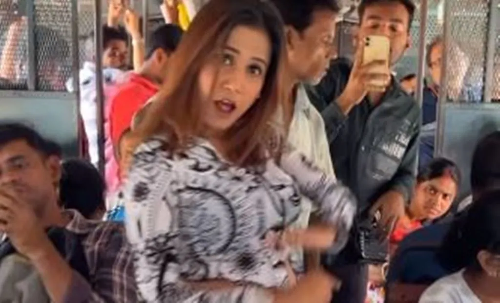 VIRAL VIDEO: युवती ने यात्रियों से भरी चलती ट्रेन में भोजपुरी गाने पर लगाए जबरदस्त ठुमके, वीडियो ने इंटरनेट पर मचाया तहलका