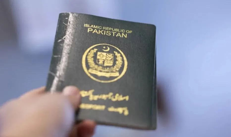 पाकिस्तान में पासपोर्ट के लिए लेमिनेशन पेपर की भारी किल्लत, लोगों का बढ़ा इंतजार 