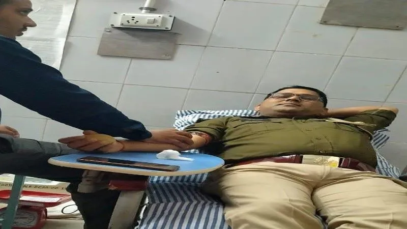 प्रतापगढ़ : पुलिसकर्मियों ने रक्तदान कर बचाई फॉलोवर की पत्नी की जान
