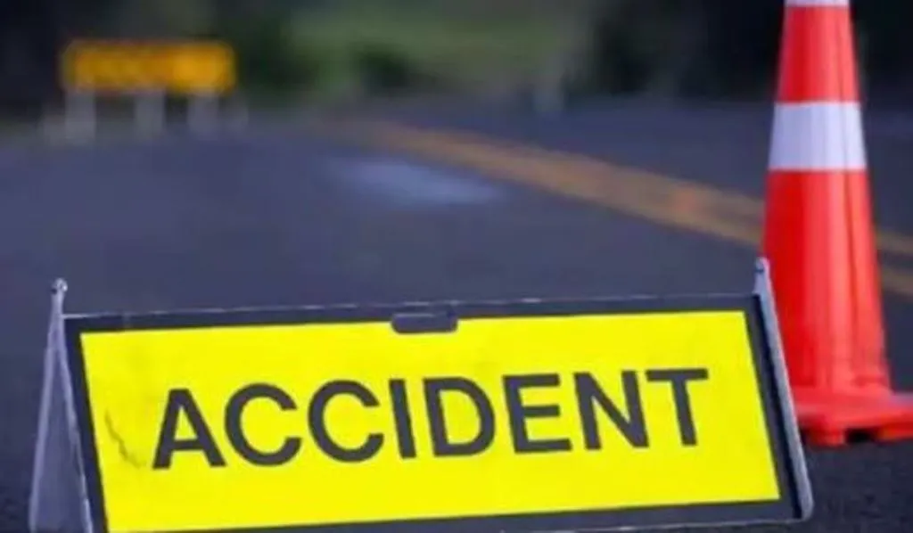 रामपुर: कार डिवाइडर से टकराई, एक की मौत, तीन घायल