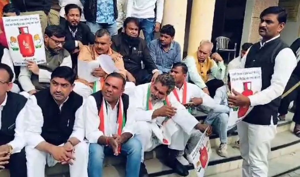 अमरोहा: गैस सिलेंडर के दाम कम कराने को लेकर कांग्रेस का प्रदर्शन