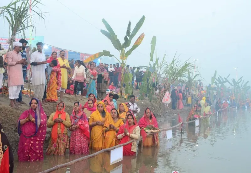 मुरादाबाद : उगते सूर्य को अर्घ्य के साथ पूरा हुआ व्रत