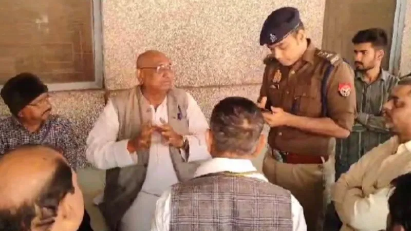 Chitrakoot: पूर्व सांसद ने एसपी पर लगाए धन उगाही के आरोप, पोस्टमार्टम हाउस में मृतकों के परिजनों के साथ धरने पर बैठे
