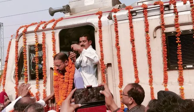 पीलीभीत: 05 साल, 05 माह और 09 दिन बाद मैलानी रूट पर दौड़ी ट्रेन..जानिए कैसा रहा नजारा 