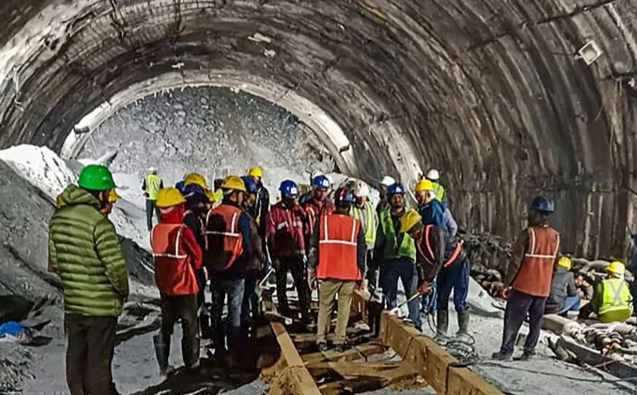 उत्तरकाशी सुरंग हादसा: ऑगर मशीन का पूरा ब्लेड निकाला गया बाहर, मैनुअल ड्रिलिंग का काम किया जाएगा शुरू 