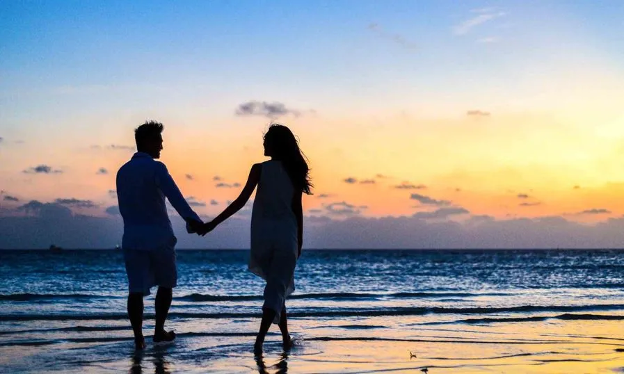 Relationship Tips: हनीमून के दौरान भूलकर भी न करें ये गलतियां, वरना आपकी ट्रिप हो सकती है खराब 