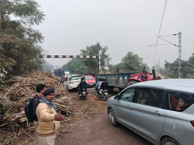 संभल : रेलवे क्रासिंग पर पलटी गन्ना लदी ट्रैक्टर-ट्रॉली, मुख्य मार्ग जाम
