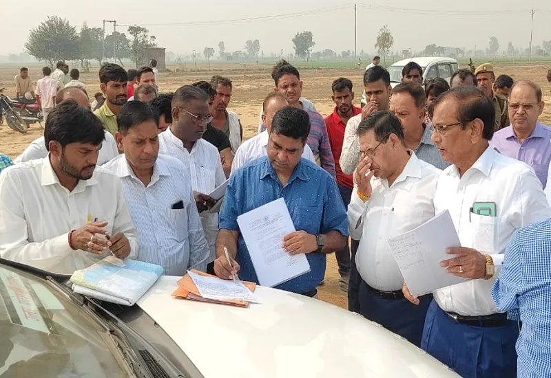 संभल : लखनऊ की टीम ने देखी औद्योगिक गलियारे की जमीन