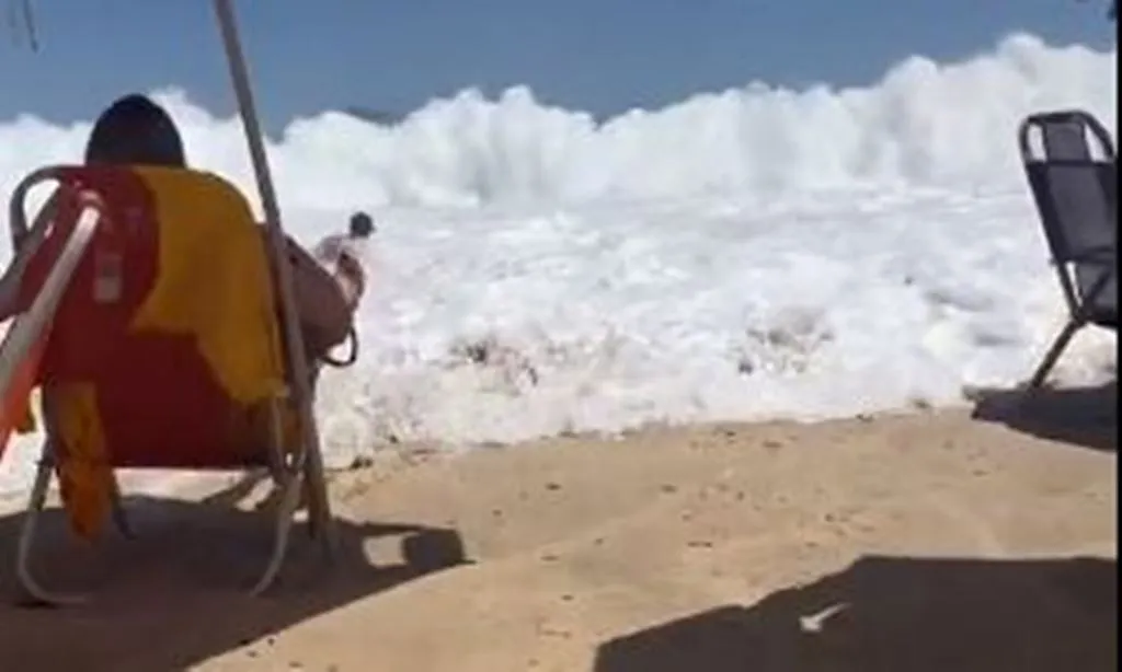 VIRAL VIDEO: समुद्र के किनारे एन्जॉय कर रहे थे लोग, अचानक आई खतरनाक लहर, वीडियो में देखें खौफनाक मंजर 