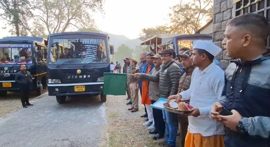 रामनगर: कार्बेट का पार्क ढिकाला जोन पर्यटकों के लिए खुला, निदेशक ने दिखाई हरी झंडी   