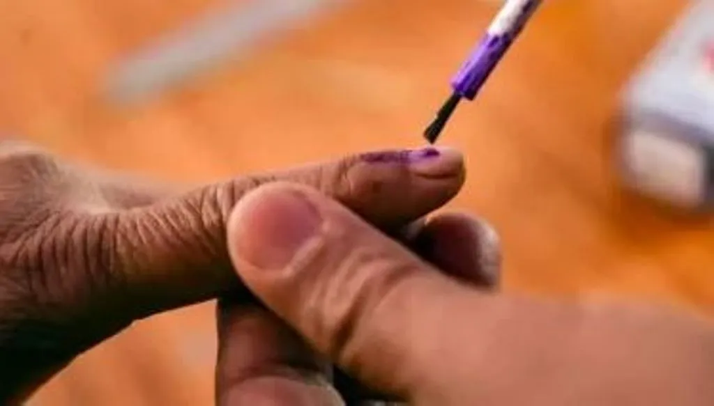 CG Election 2023 Live: शाम 5 बजे तक 68 फीसदी वोटिंग, वोट देने आई महिला की मौत