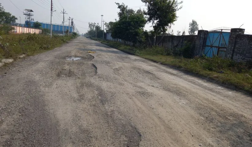 शाहजहांपुर: औद्योगिक क्षेत्र में सड़क के गड्ढे देख उड़ रहे होश, बना रहता है हादसे का खतरा