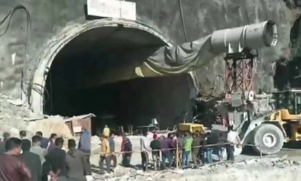 सिलक्यारा सुरंग हादसा: मलबे से ऑगर ब्लेड हटाने के लिए हैदराबाद से आया प्लाज्मा कटर, सुरंग के ऊपर भेजी गई ड्रिल मशीन 