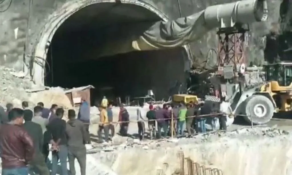 सुरंग में फंसे 41 श्रमिकों की सुरक्षित निकासी के लिए विभिन्न संगठनों ने की पूजा 