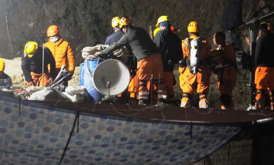 Uttarkashi Tunnel rescue: उत्तरकाशी में रेस्क्यू जारी, सुरंग में फंसे श्रमिक अगले कुछ घंटों में या शुक्रवार तक निकाले जा सकते हैं बाहर  