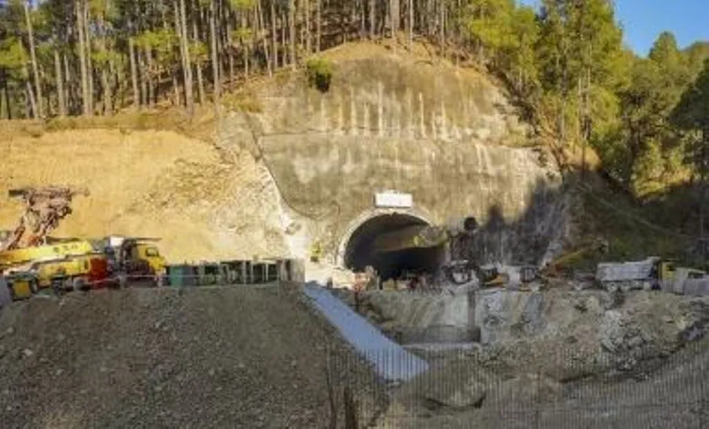 उत्तरकाशी सुरंग हादसा: मलबे से ऑगर ब्लेड हटाने के लिए हैदराबाद से मंगाया गया प्लाज्मा कटर 