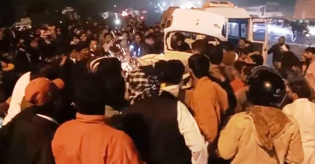 मुरादाबाद: दिल्ली-लखनऊ हाईवे पर तेज रफ्तार ट्रक ने कार और एक बाइक में मारी टक्कर, दो की मौत और तीन घायल